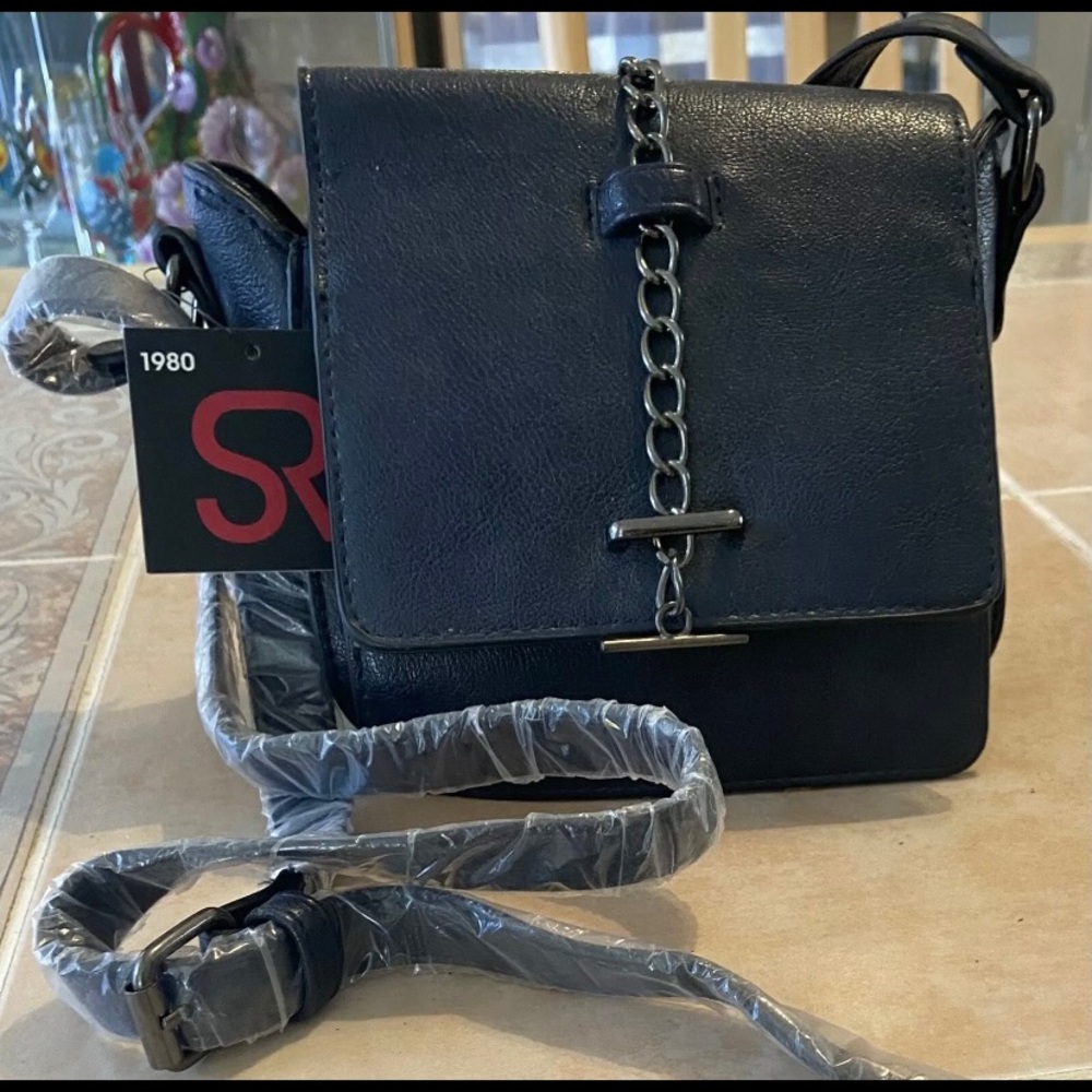 SONDRA ROBERTS NWT CROSSBODY. BEAUTIFULLY DETAILED WITH CHAIN AND LATCH.